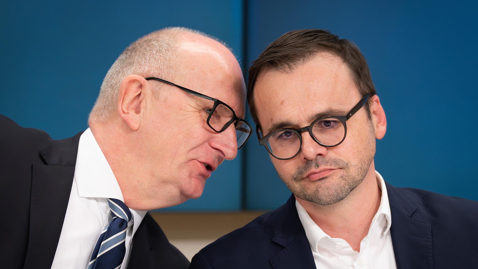 04.03.2026, Brandenburg, Potsdam: Dietmar Woidke (l, SPD), Ministerpräsident von Brandenburg, und Jan Redmann, Vorsitzender der Brandenburger CDU, unterhalten sich während einer Pressekonferenz zur Vorstellung des Brandenburger Koalitionsvertrages.(Quelle:dpa/S.Stache) | dpa/S.Stache