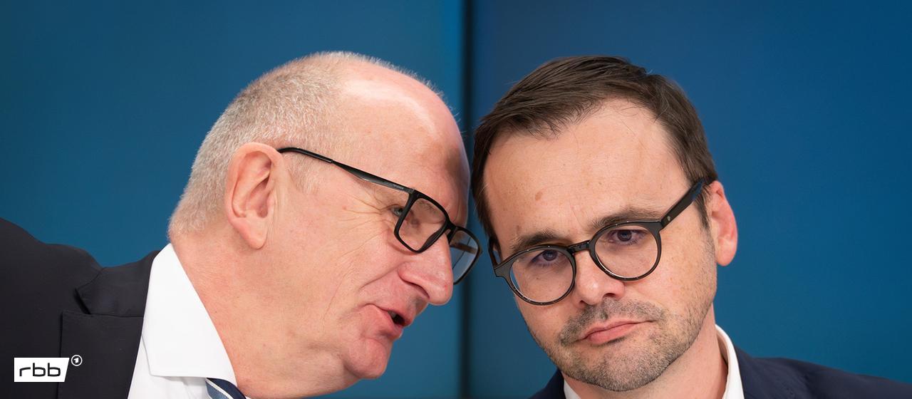 04.03.2026, Brandenburg, Potsdam: Dietmar Woidke (l, SPD), Ministerpräsident von Brandenburg, und Jan Redmann, Vorsitzender der Brandenburger CDU, unterhalten sich während einer Pressekonferenz zur Vorstellung des Brandenburger Koalitionsvertrages.(Quelle:dpa/S.Stache)