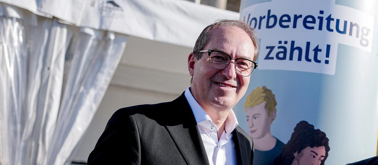 Alexander Dobrindt steht vor einem Aufsteller mit der Aufschrift  Alexander Dobrindt steht vor einem Aufsteller mit der Aufschrift