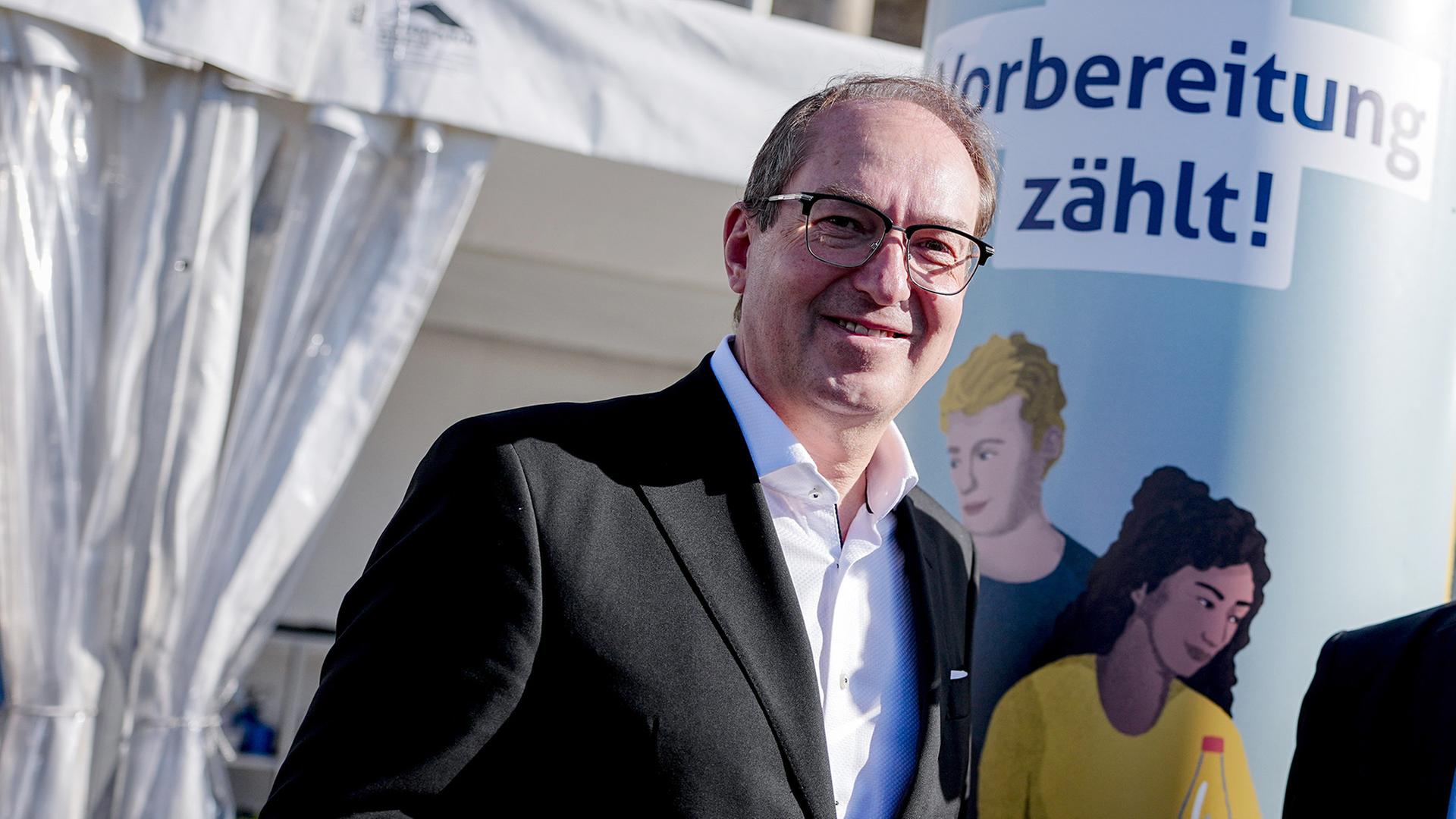 Alexander Dobrindt steht vor einem Aufsteller mit der Aufschrift
