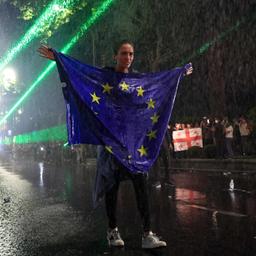 Eine Demonstrantin mit einer EU-Flagge auf dem Rustaweli-Boulevard vor dem Parlament in Georgiens Hauptstadt Tiflis