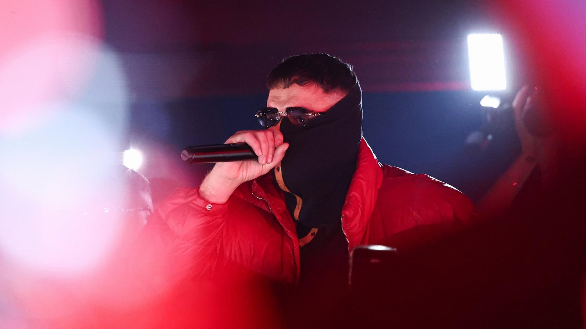 Rapper Aykut Anhan alias Haftbefehl mit Mikrofon bei einem Konzert im La Louve in GieÃen. | Hannes P. Albert/dpa