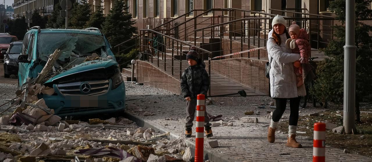 Eine Frau und Kinder gehen Trümmern in Odessa vorbei.