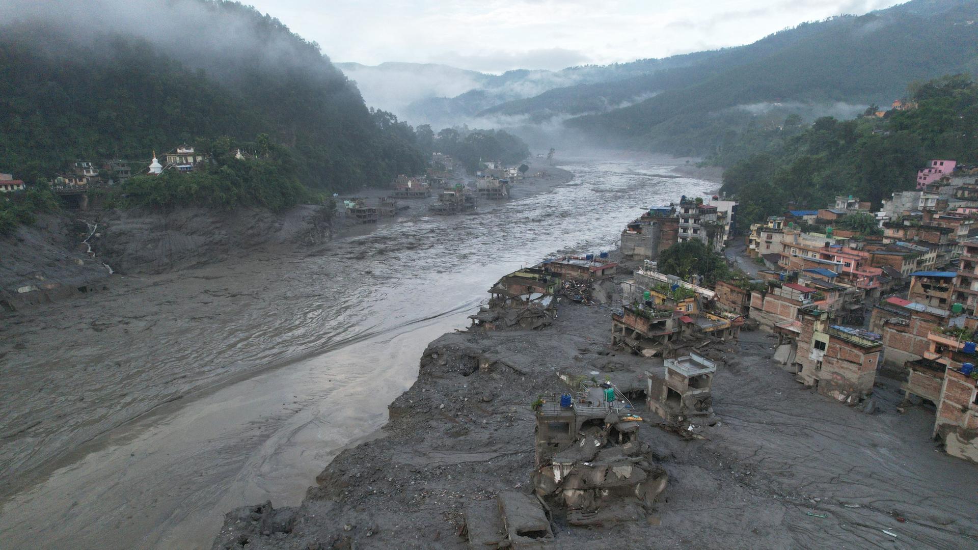 Eine Drohnenaufnahme der Folgen einer Sturzflut entlang des Trishuli-Flusses. | AP Photo/Rajesh Kumar Singh