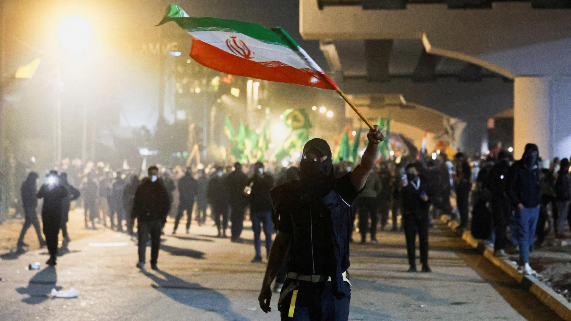 Schiitische Milizionäre im Irak demonstrieren nach dem Beginn des Iran-Krieges. | REUTERS