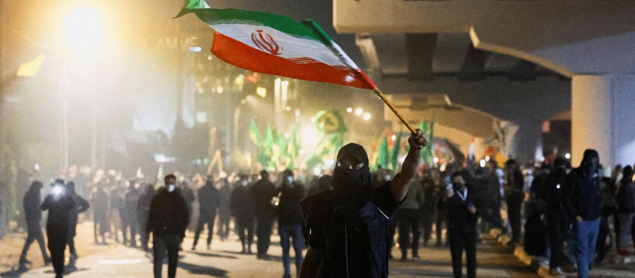 Schiitische Milizionäre im Irak demonstrieren nach dem Beginn des Iran-Krieges.