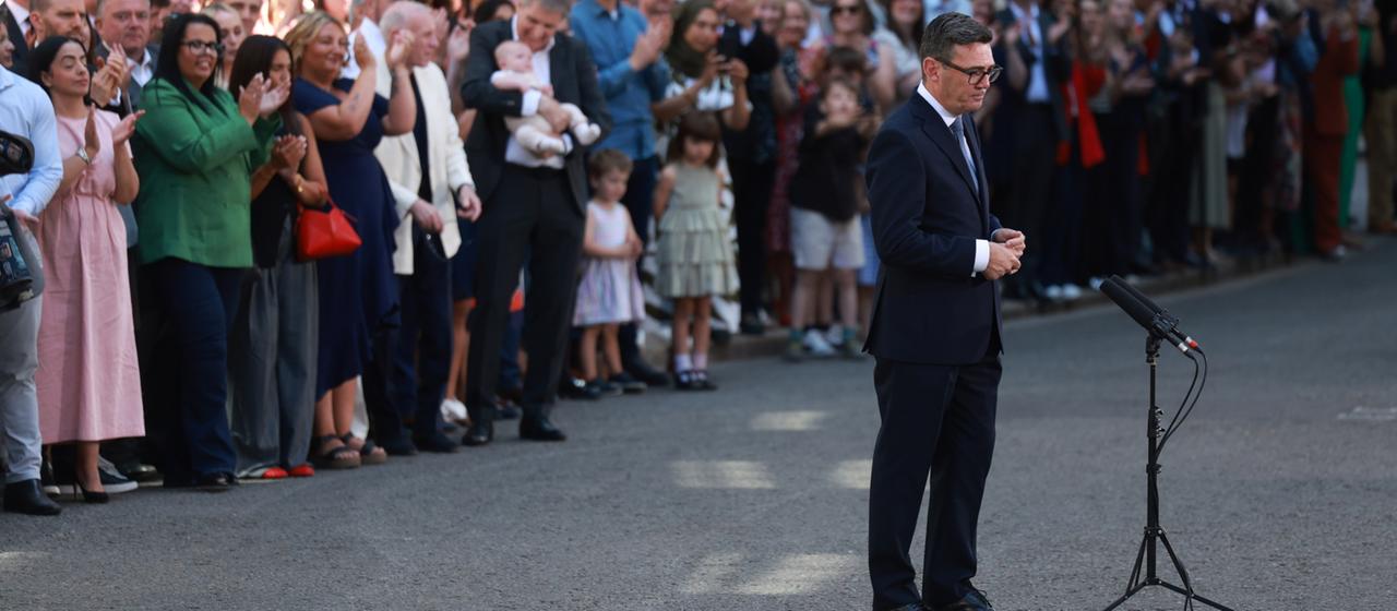 Andy Burnham steht vor der Downing Street Nr. 10