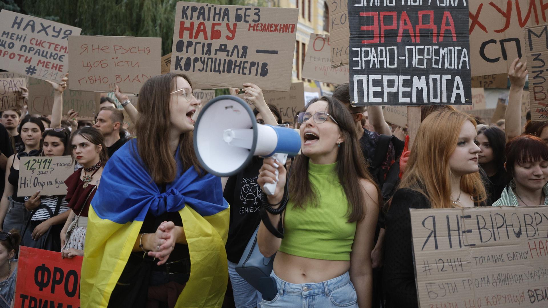  Ukrainer protestieren gegen die Einschränkung der Autonomie der ukrainischen Antikorruptionsbehörden in Kiew | EPA