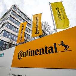 Fahnen mit dem Schriftzug von Continental und Vitesco vor einem Firmengebäude.