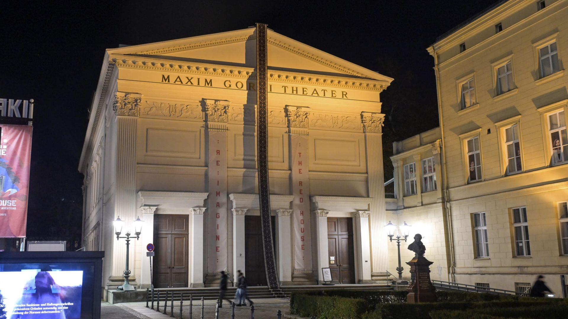 Premiere am Maxim Gorki Theater: Vernebeltes Installationsspektakel