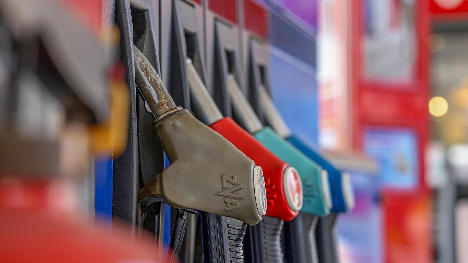 Eine Zapfsäule an einer Tankstelle | WDR / picture alliance / Rene Traut Fotografie