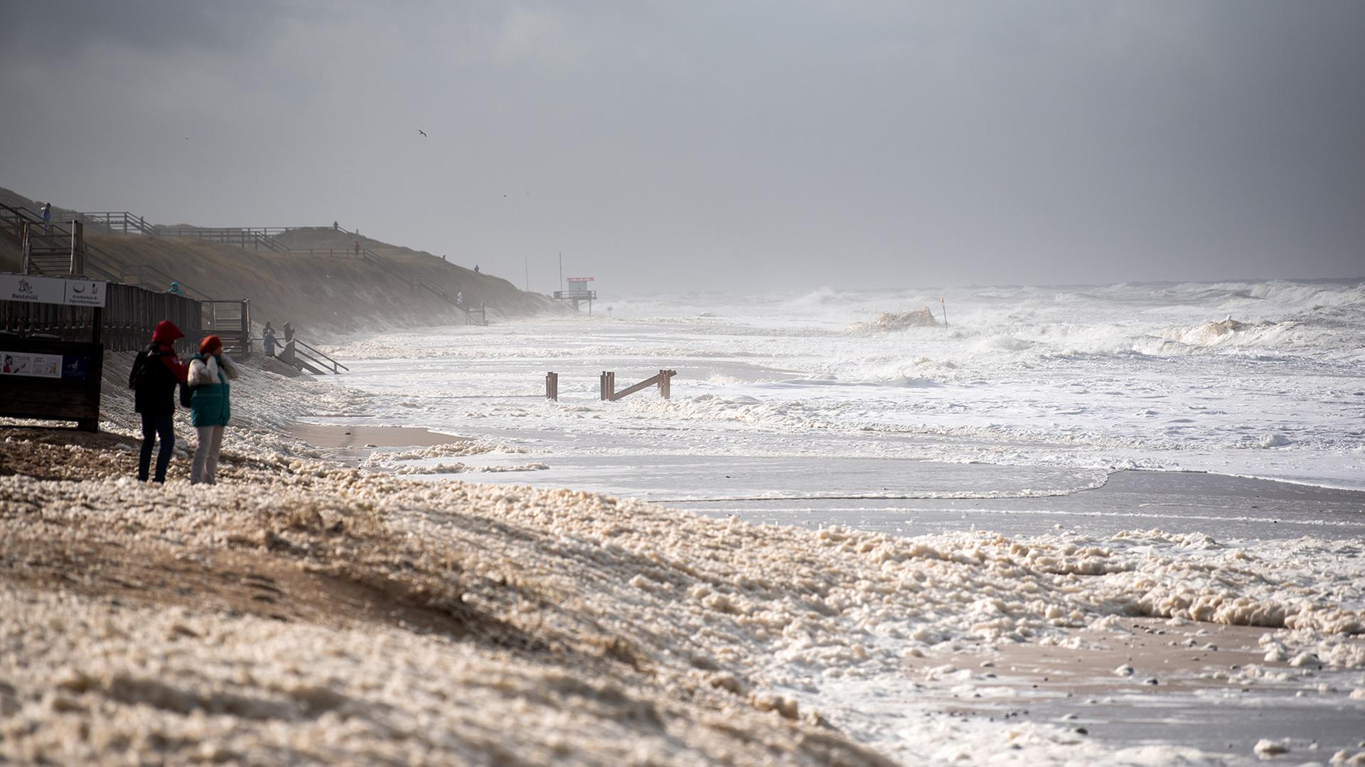 Überfluteter Strand von Westerland, Sylt | dpa