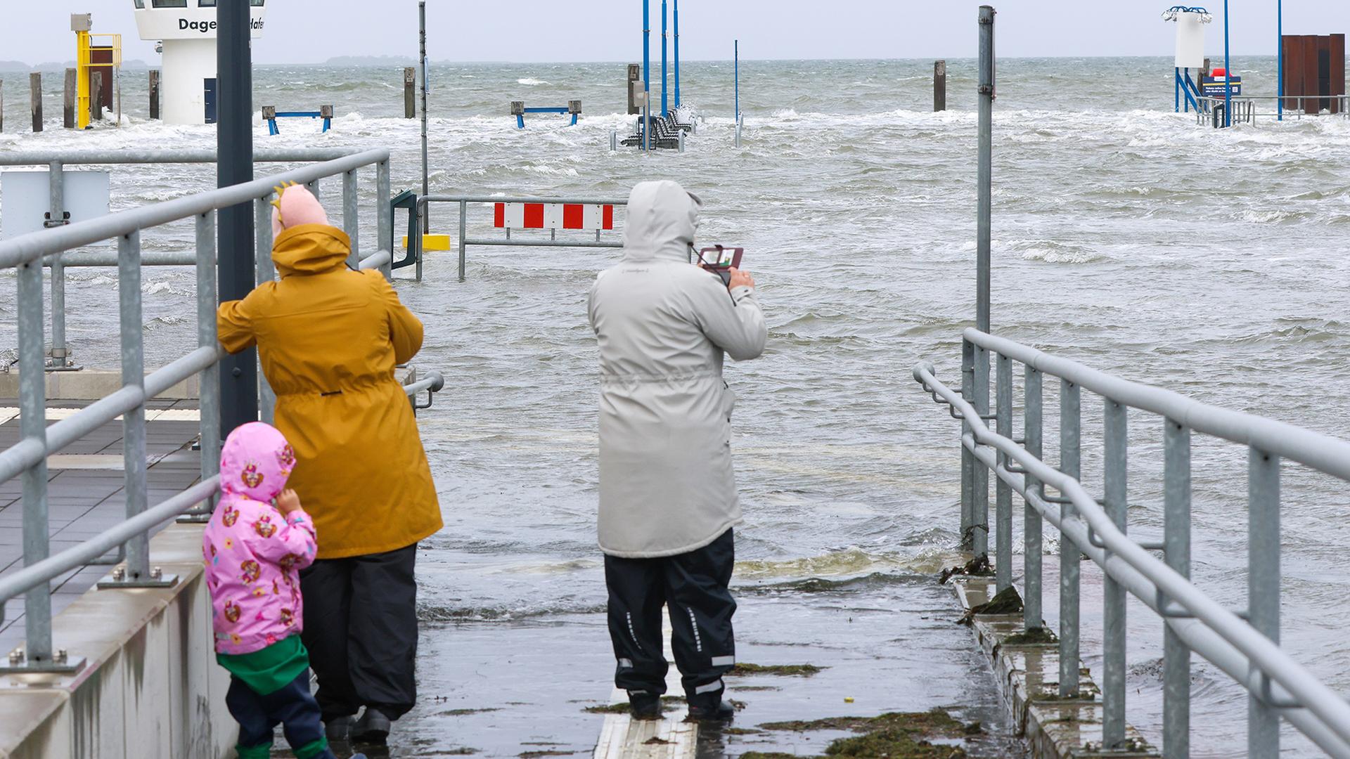 Überflutete Mole von Dagbüll an der Nordsee | dpa
