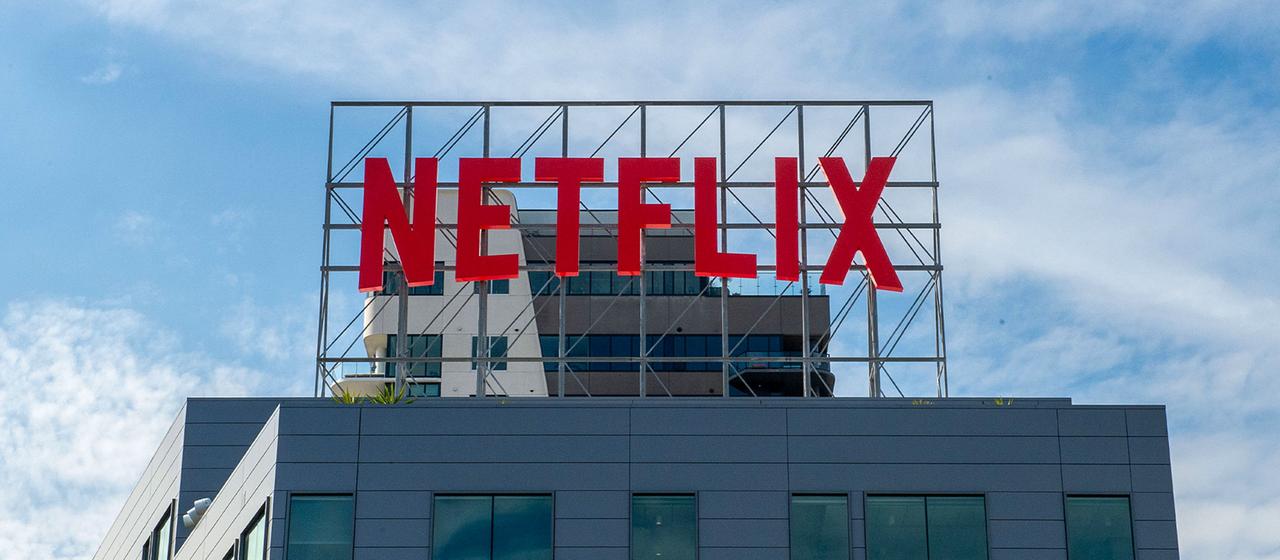 Ein Netflix-Schild und das Logo des Unternehmens auf einem Gebäude in Los Angeles.