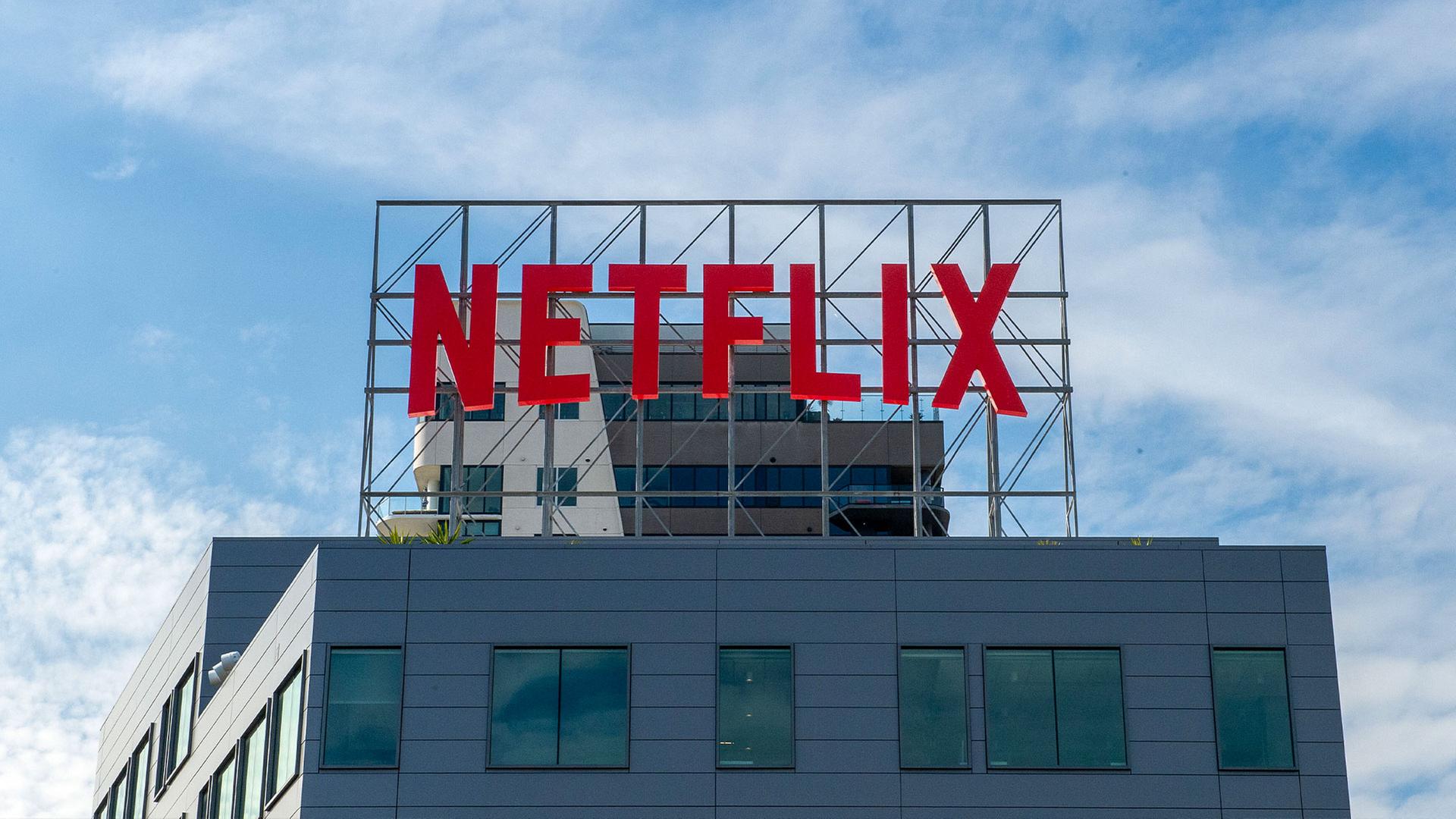  Ein Netflix-Schild und das Logo des Unternehmens auf einem Gebäude in Los Angeles. | picture alliance/dpa