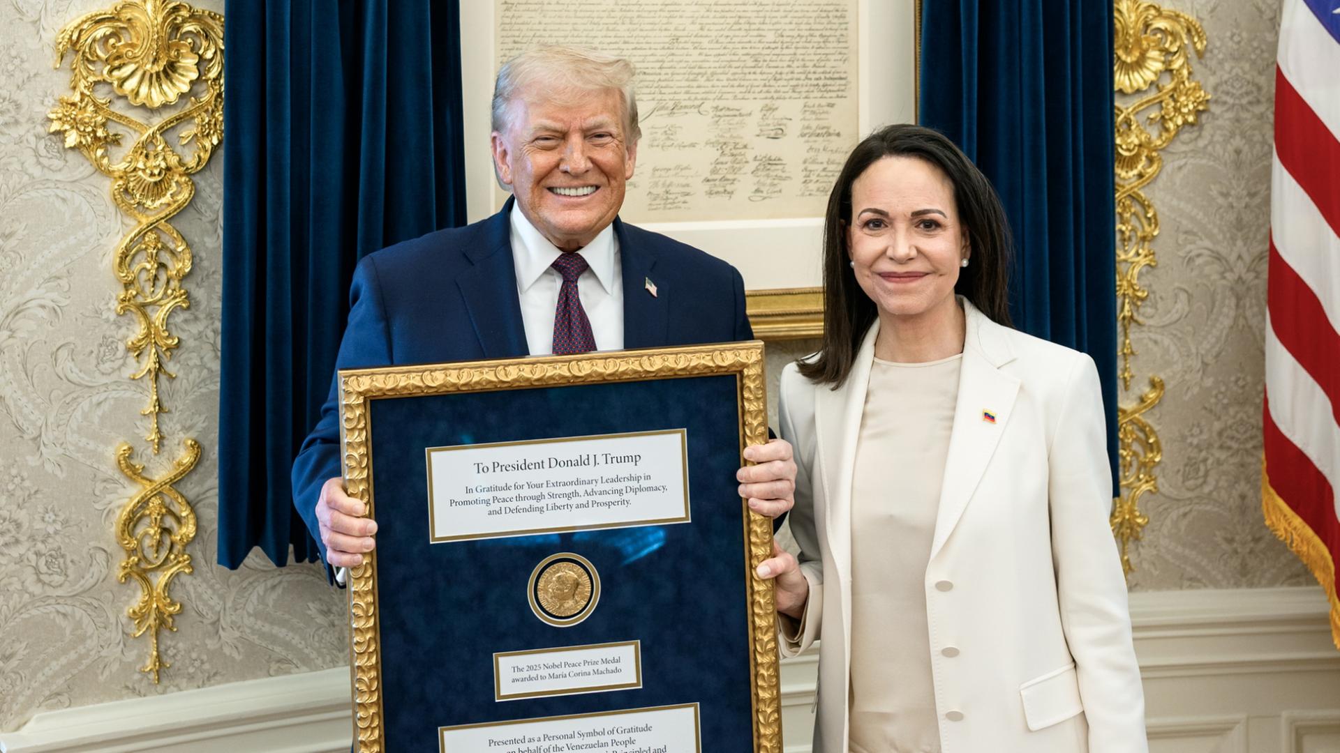 Maria Machado überreicht Donald Trump in Washington ihren Friedensnobelpreis. | Daniel Torok/White House/dpa