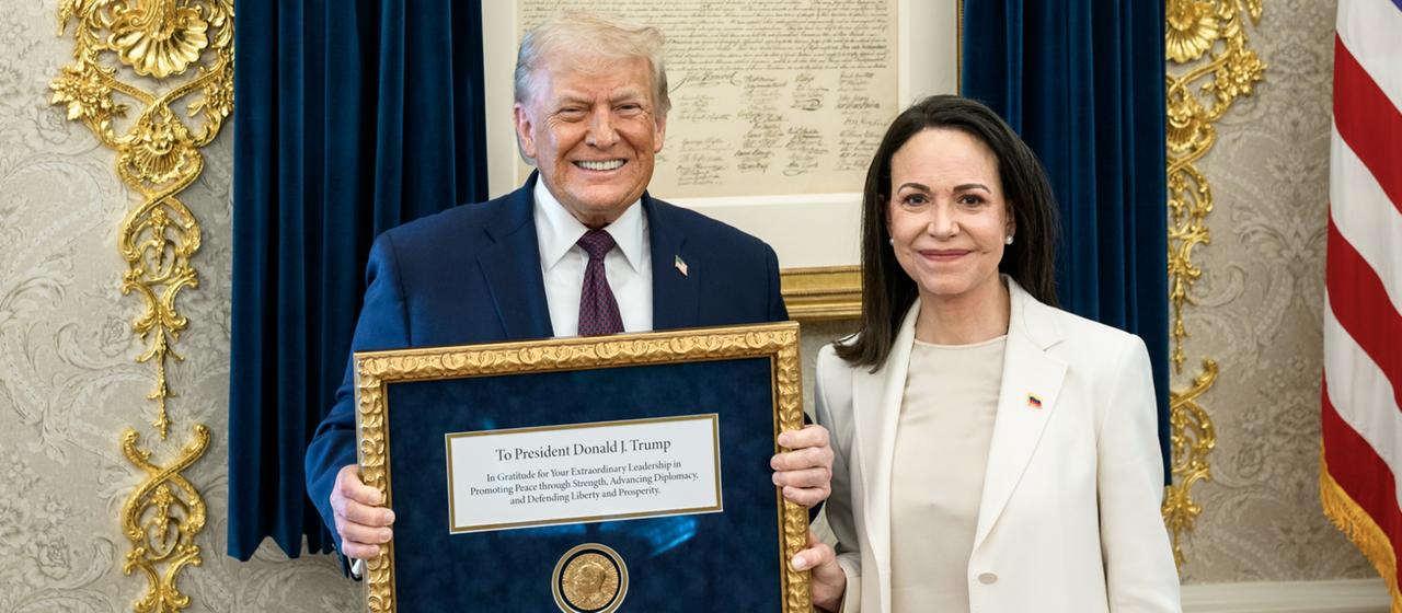 Maria Machado überreicht Donald Trump in Washington ihren Friedensnobelpreis.