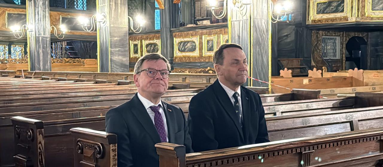 Außenminister Wadephul mit polnischem Amtskollegen in Kreisau in einer Kirche.