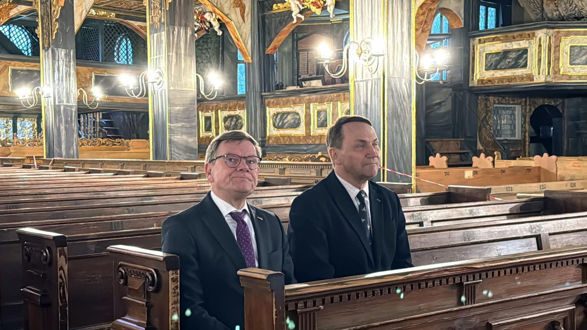 Außenminister Wadephul mit polnischem Amtskollegen in Kreisau in einer Kirche. | Jörg Blank/dpa