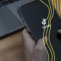 Die TikTok App geöffnet auf einem Handy.
