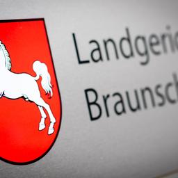 Der Schriftzug "Landgericht Braunschweig" ist neben dem Niedersachsen-Wappen auf einem Schild am Haupteingangsbereich zum Landgericht Braunschweig zu lesen.