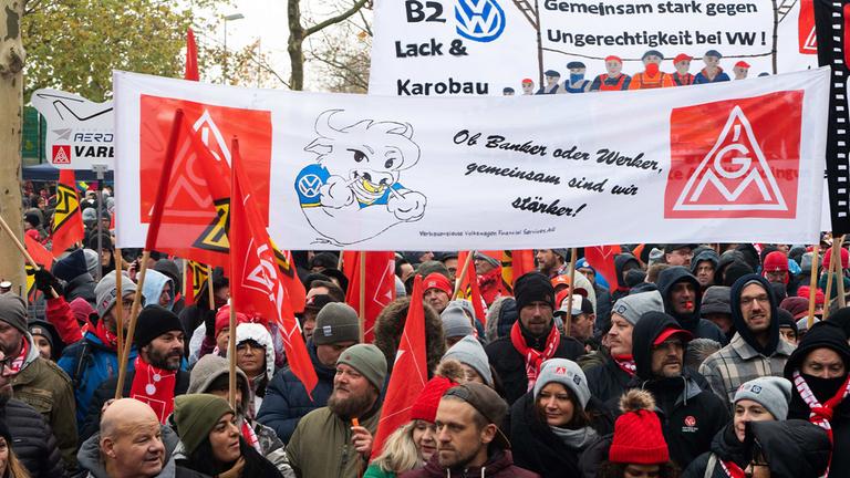 Beschäftigte von Volkswagen demonstrieren bei den Tarifverhandlungen von Volkswagen und IG Metall vor der Volkswagen Arena in Wolfsburg.