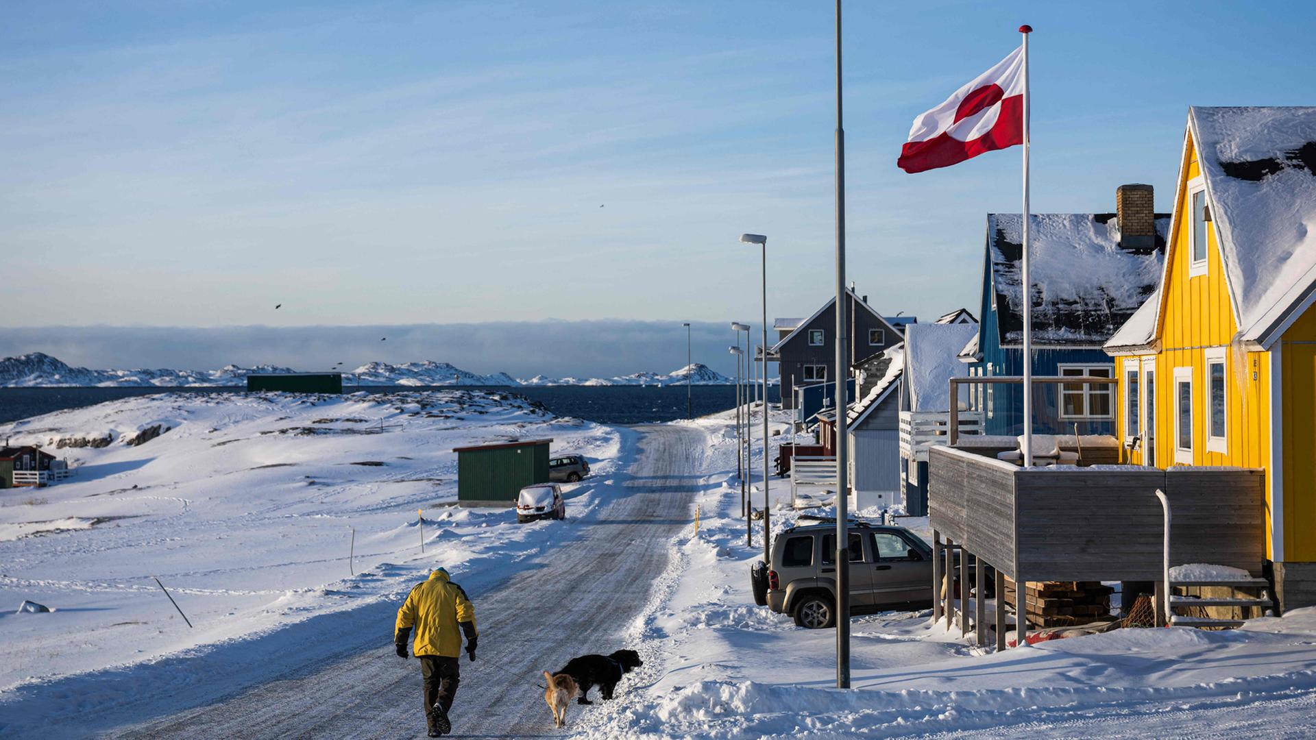 Eine Person geht in Nuuk (Grönland) mit Hunden spazieren. | AFP