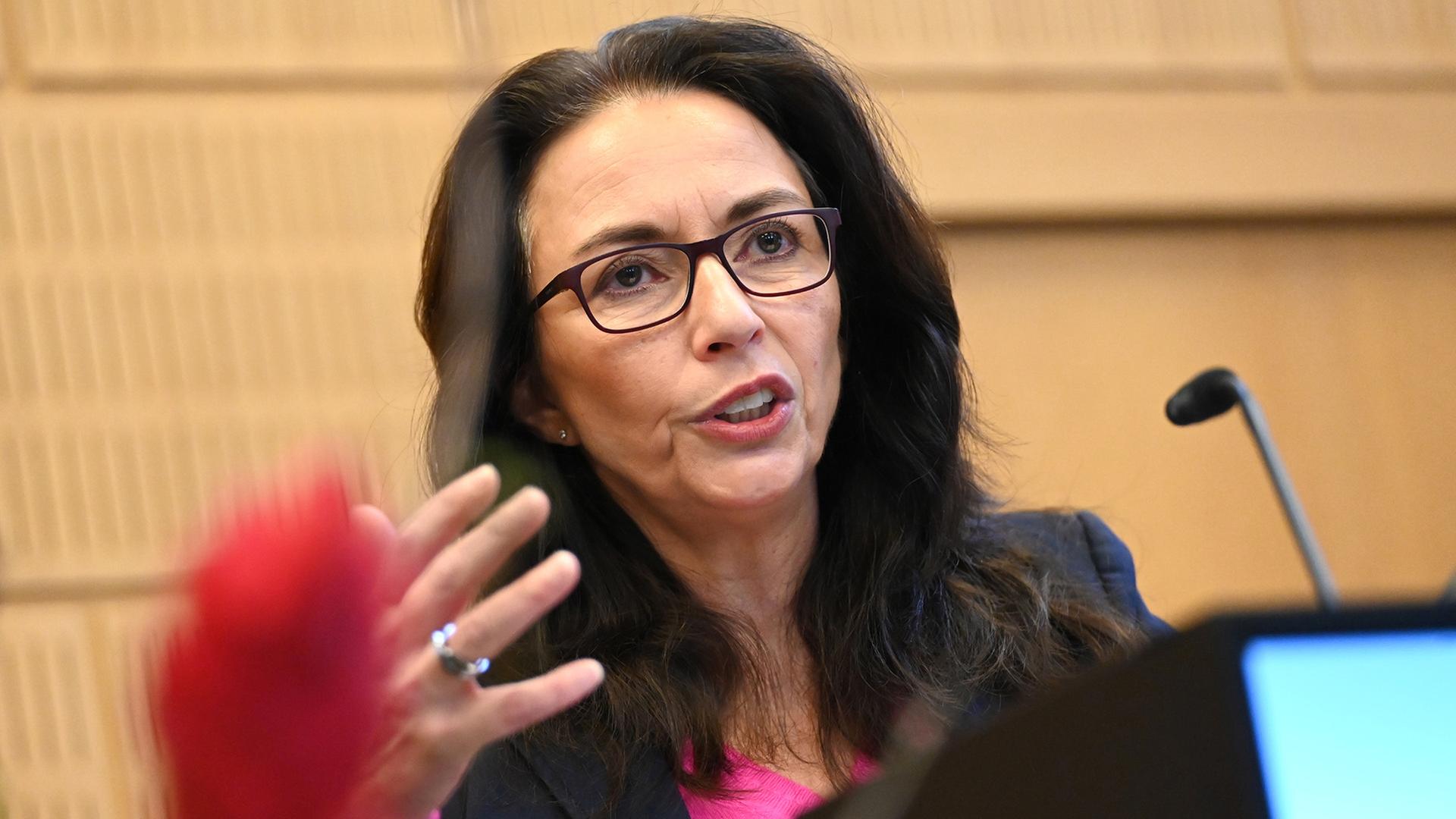 DGB-Chefin Fahimi kritisiert Klingbeils Forderung nach Mehrarbeit DGB-Chefin Fahimi kritisiert Klingbeils Forderung nach Mehrarbeit