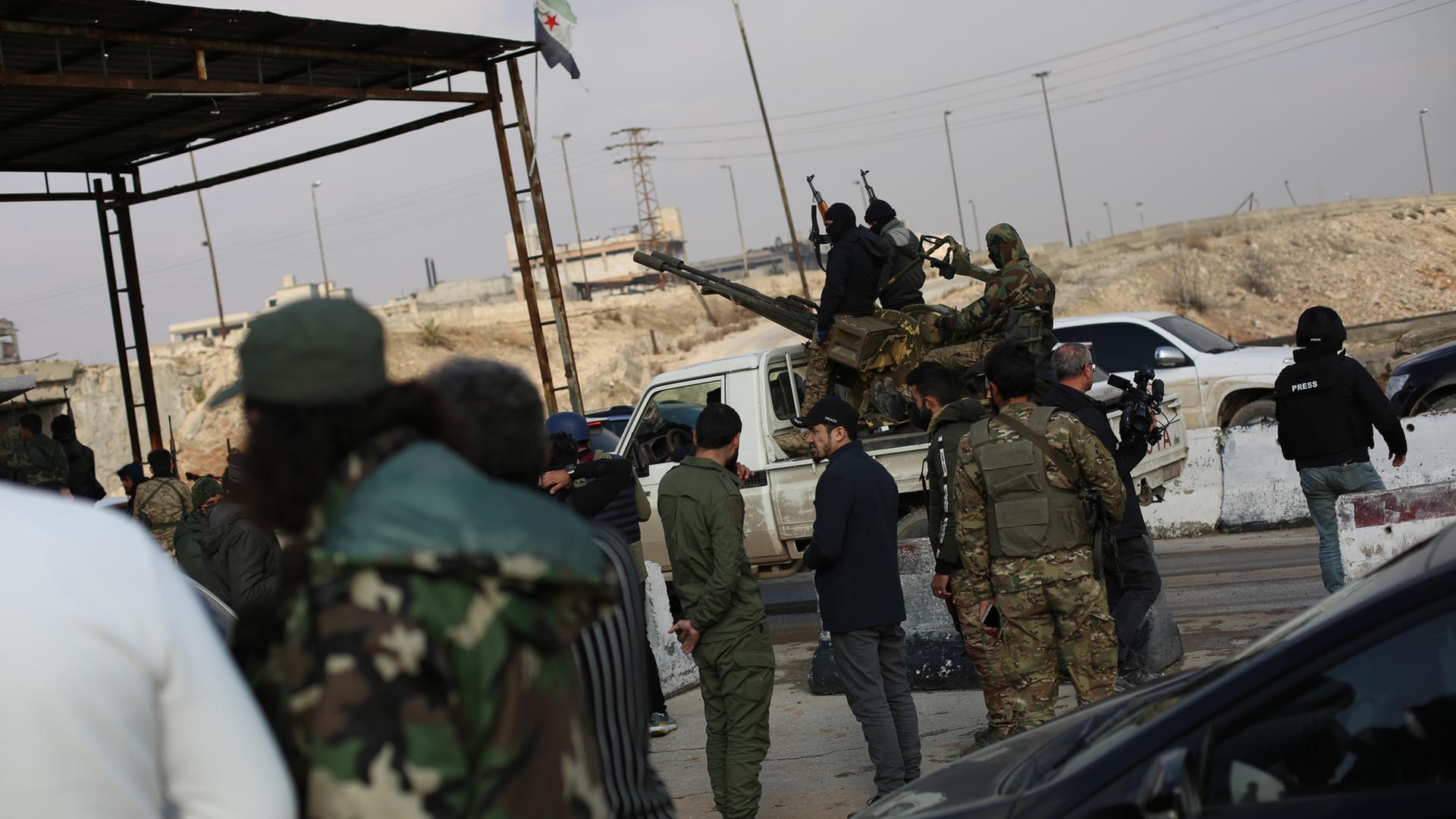 Soldaten der syrischen Armee sind in der Nähe der Sheikh-Maqsoud-Viertel in Aleppo stationiert. | EPA