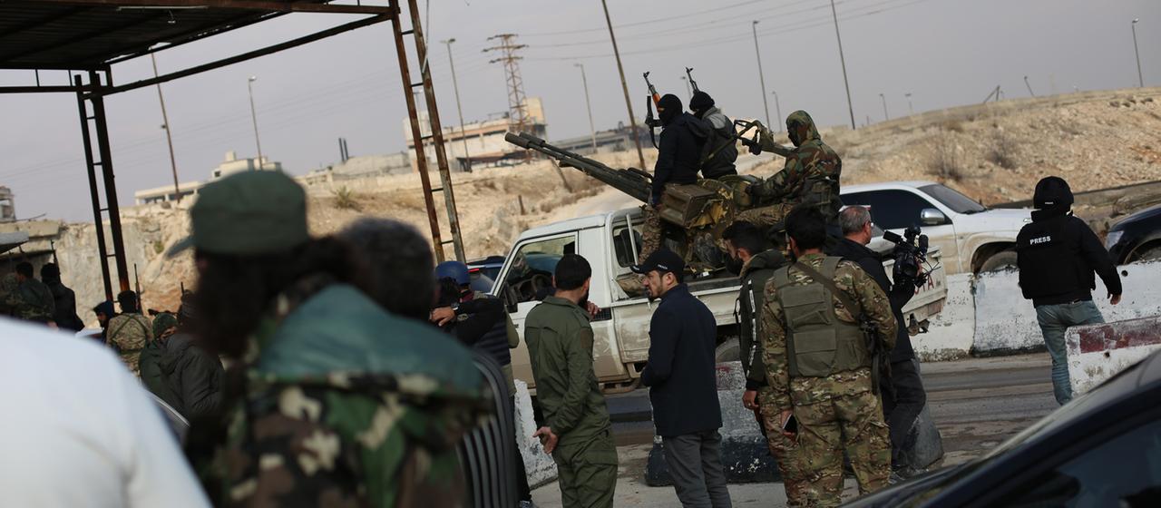 Soldaten der syrischen Armee sind in der Nähe der Sheikh-Maqsoud-Viertel in Aleppo stationiert.
