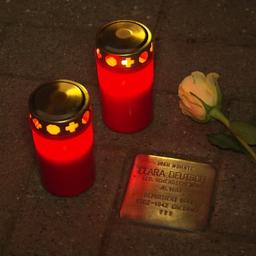 Kerzenlicht an einem Stolperstein am 9. November. 