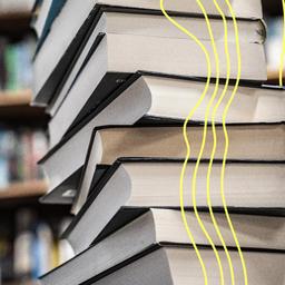 Ein Stapel mit neu erschienenen Büchern liegt in einer Buchhandlung im Stadtteil Bornheim auf einem Verkaufstisch.