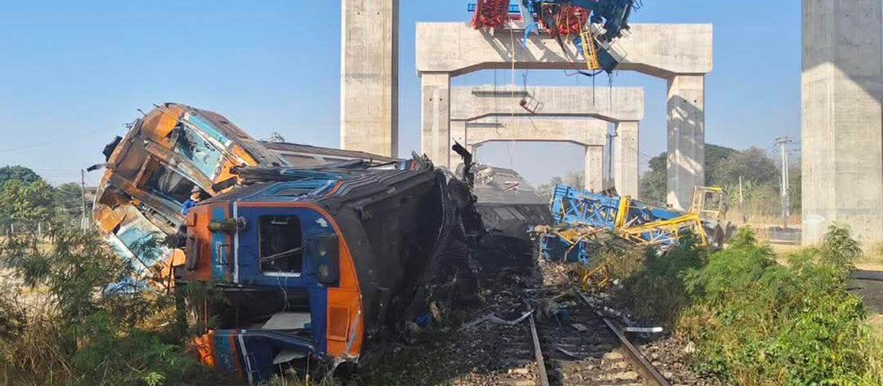 Trümmer eines Personenzugs, nachdem ein Baukran im Bezirk Sikhio in Nakhon Ratchasima, Thailand, auf ihn gestürzt war. 