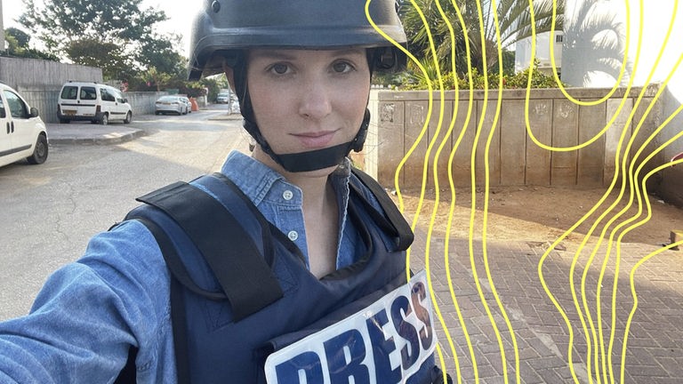 Sophie von der Tann, ARD-Nahost-Korrespondentin, mit Helm und Weste mit Aufschrift "Press".