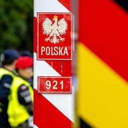 Polnische Grenzschützer stehen auf der polnischen Seite am Grenzübergang Ahlbeck und warten auf Reisende.