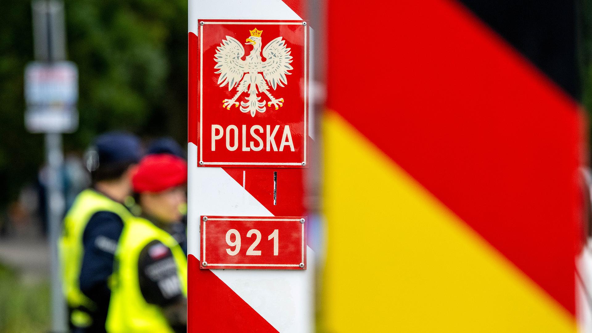 Polnische Grenzschützer stehen auf der polnischen Seite am Grenzübergang Ahlbeck und warten auf Reisende. | picture alliance/dpa