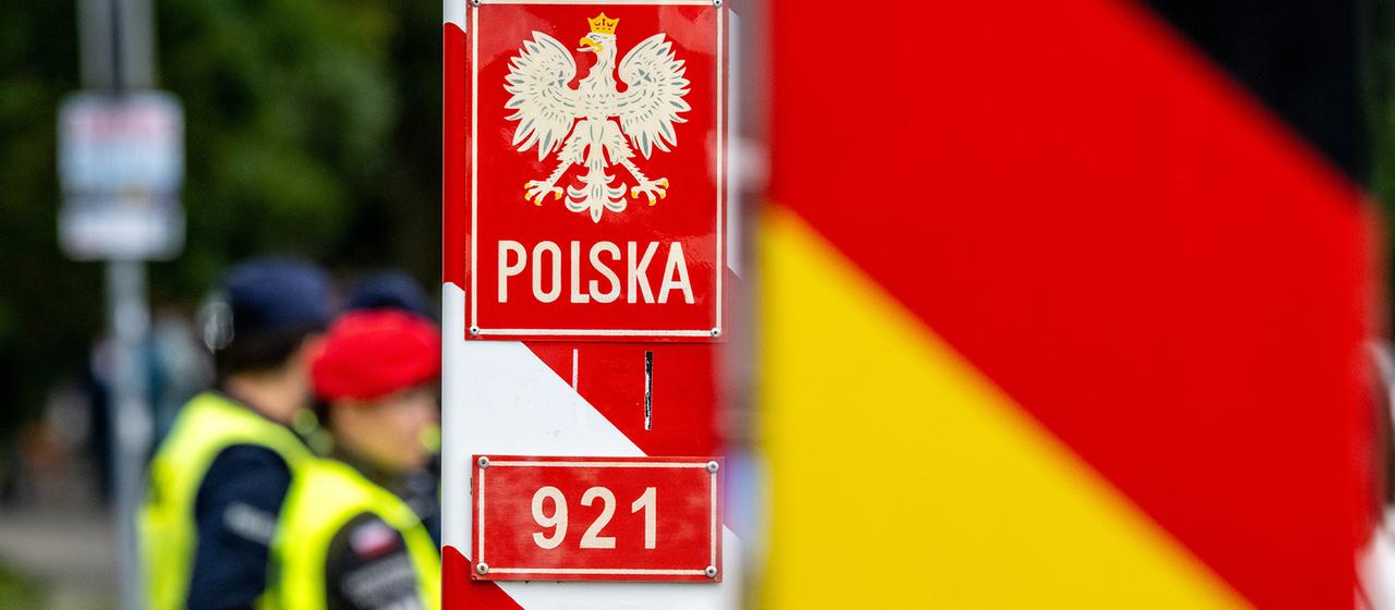 Polnische Grenzschützer stehen auf der polnischen Seite am Grenzübergang Ahlbeck und warten auf Reisende.