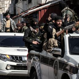 Angehörige der syrischen Sicherheitskräfte patrouillieren auf einer Straße in der Stadt Jableh.