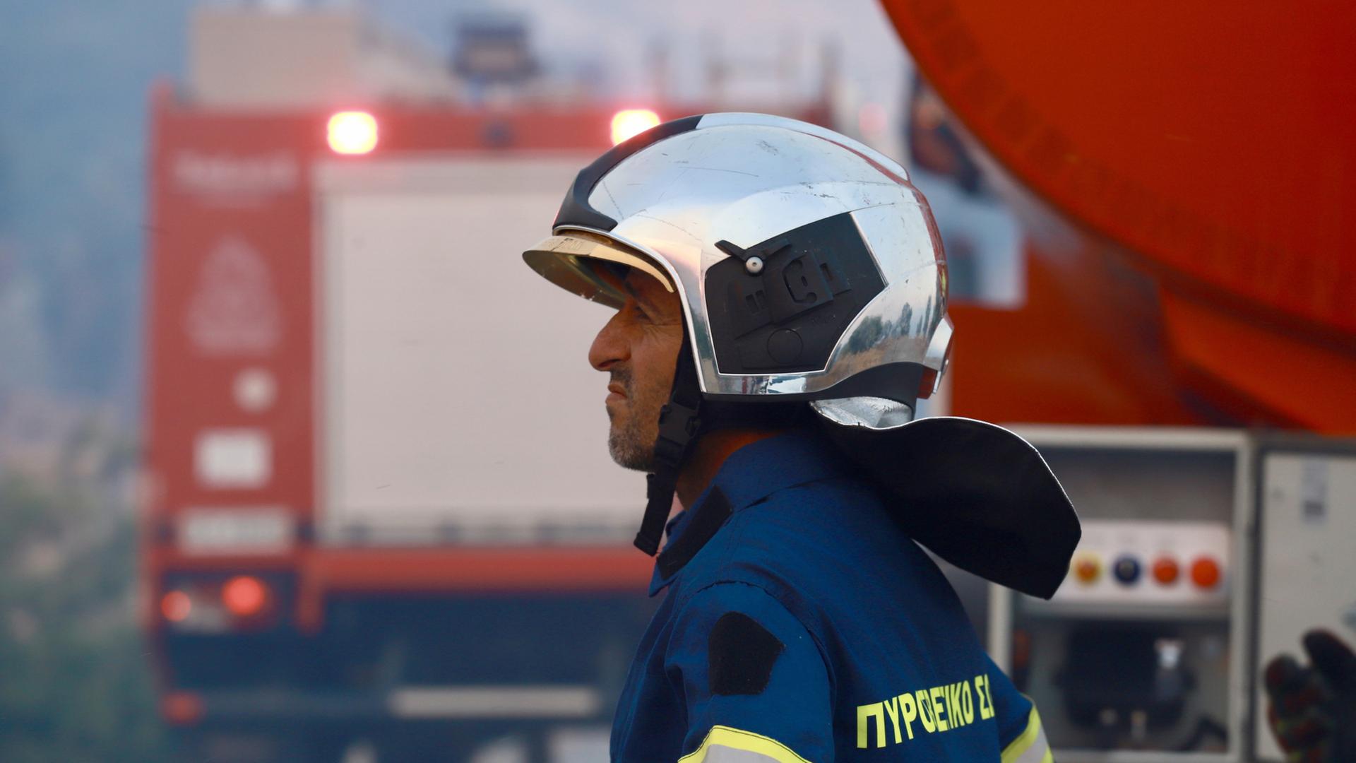 Ein Feuerwehrmann ist auf Kreta, Griechenland im Einsatz. | EPA