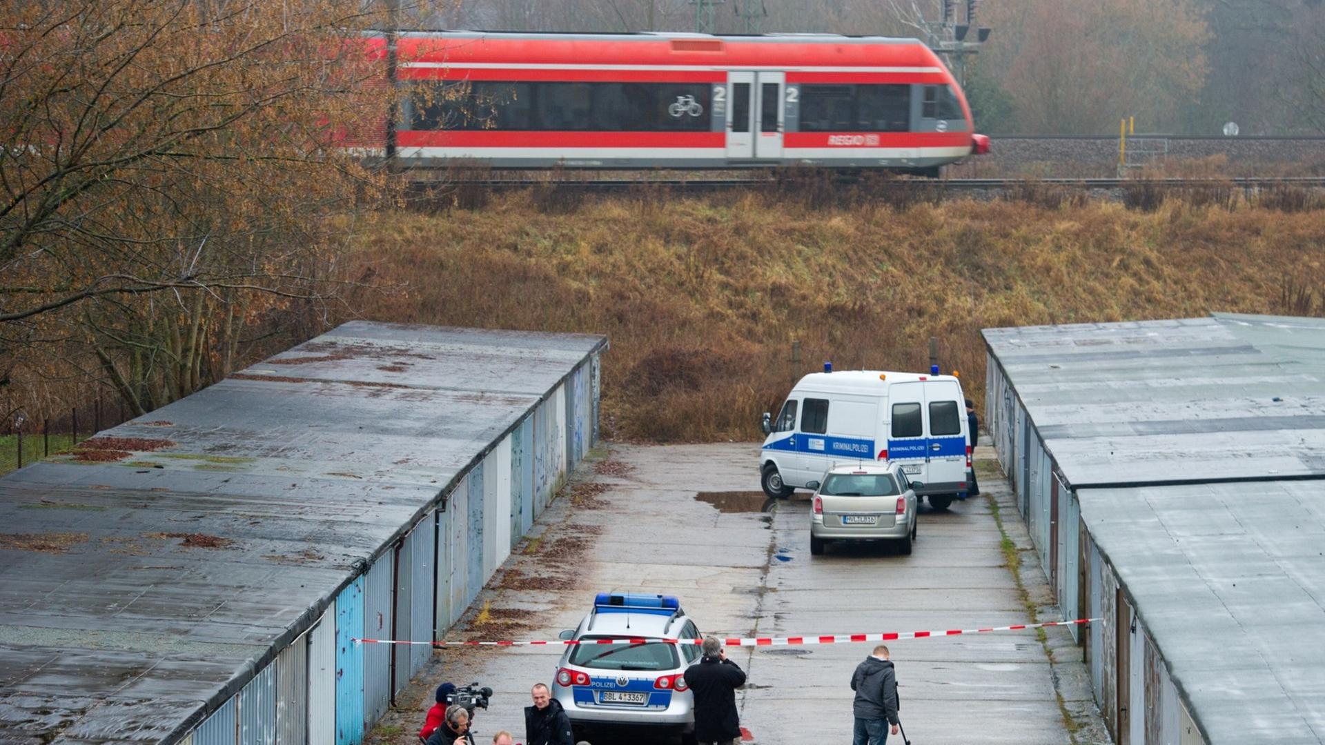 Polizei untersucht Tatort in  Potsdamer Garagenkomplex (Archivbild) (Quelle: picture alliance/dpa/Patrick Pleul) | picture alliance/dpa/Patrick Pleul