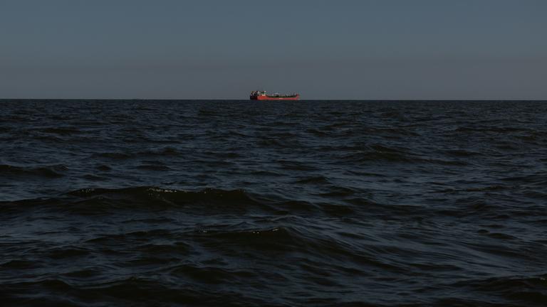 Ein Frachtschiff auf dem Schwarzen Meer