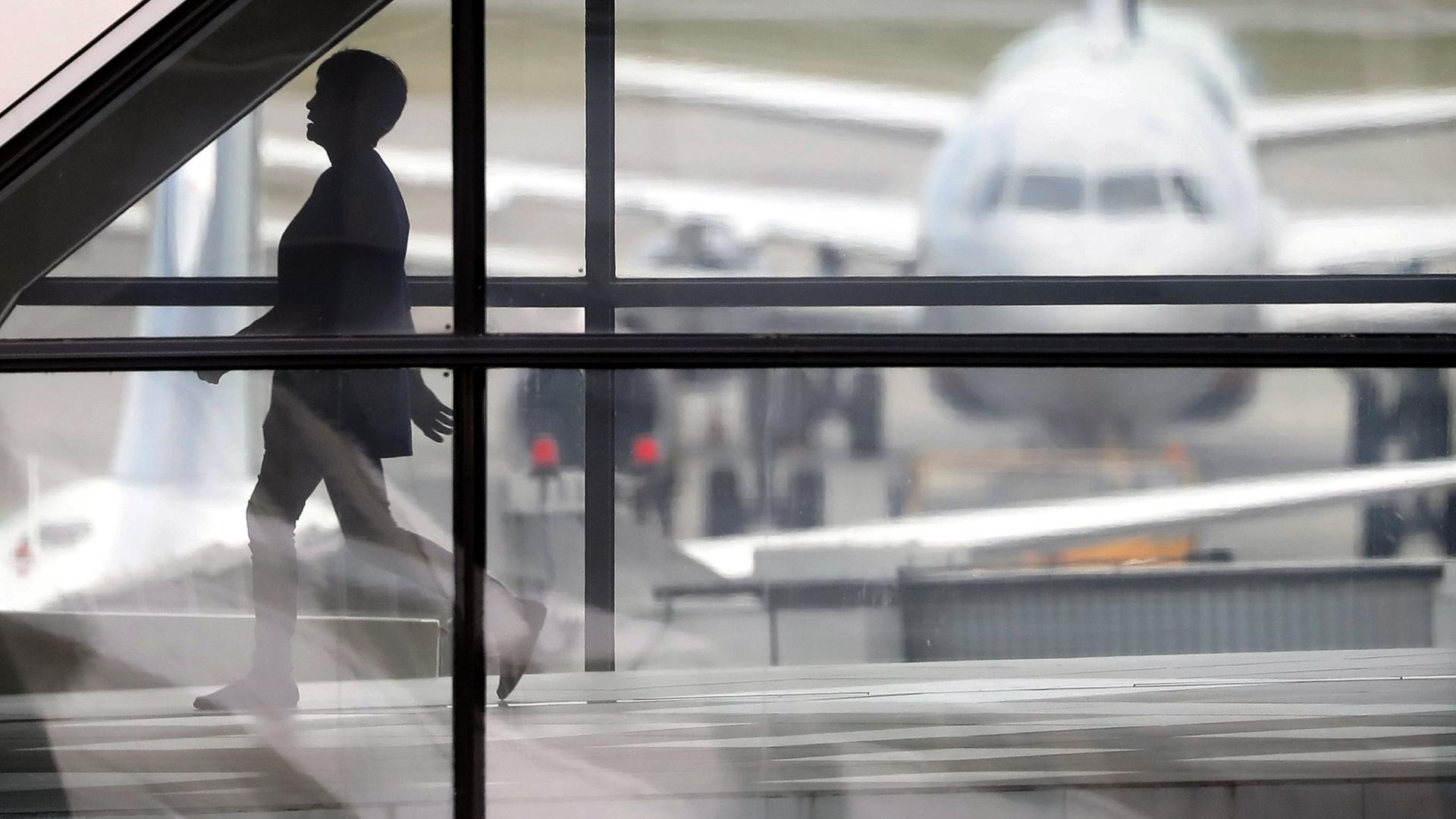 Passagier vor einem Flugzeug am Flughafen Moskau-Scheremetjewo | MAXIM SHIPENKOV/EPA-EFE/REX