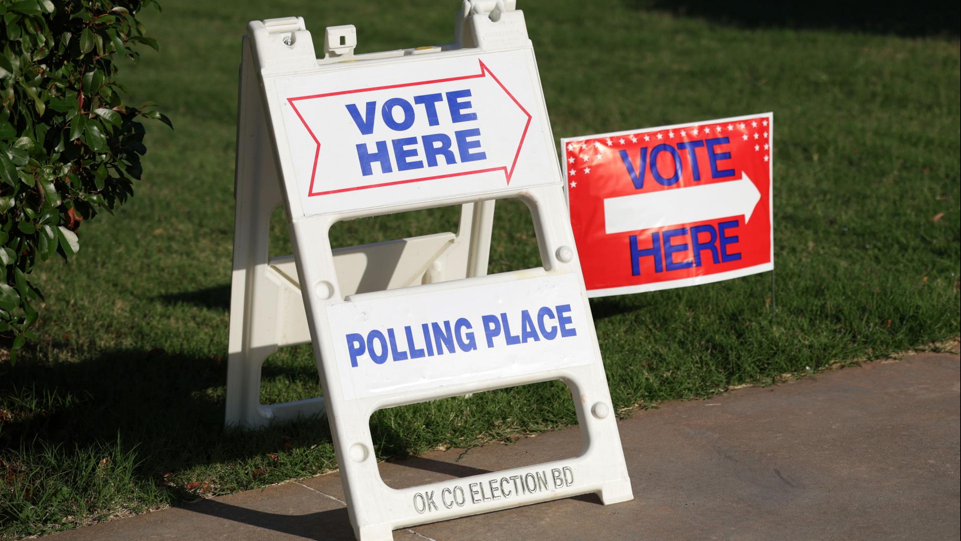 Schilder zeigen den Weg zu einem Wahllokal in den USA. | AP Photo/Nate Billings