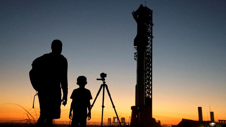 Schaulustige beobachten in Boca Chica die "Starship"-Rakete vor dem Start