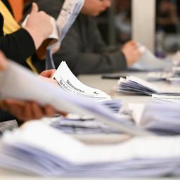 Stimmzettel der Briefe für eine Wahl werden ausgezählt