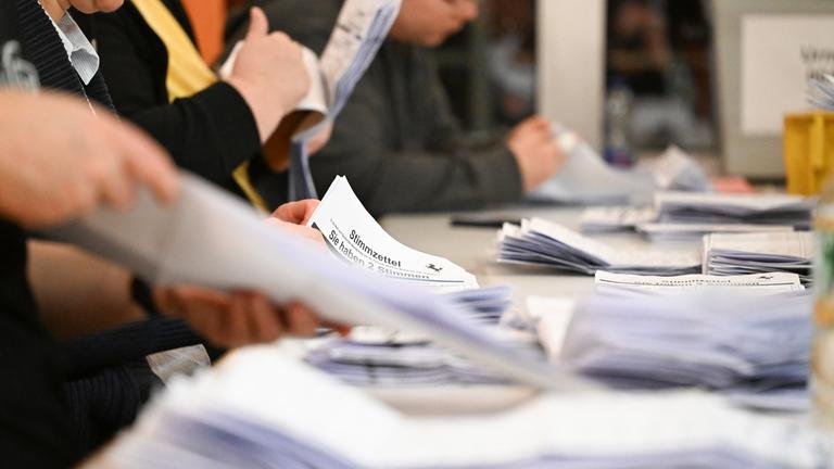 Stimmzettel der Briefe für eine Wahl werden ausgezählt