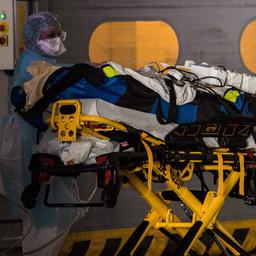 Französisches Pflegepersonal mit einem Corona-Patienten