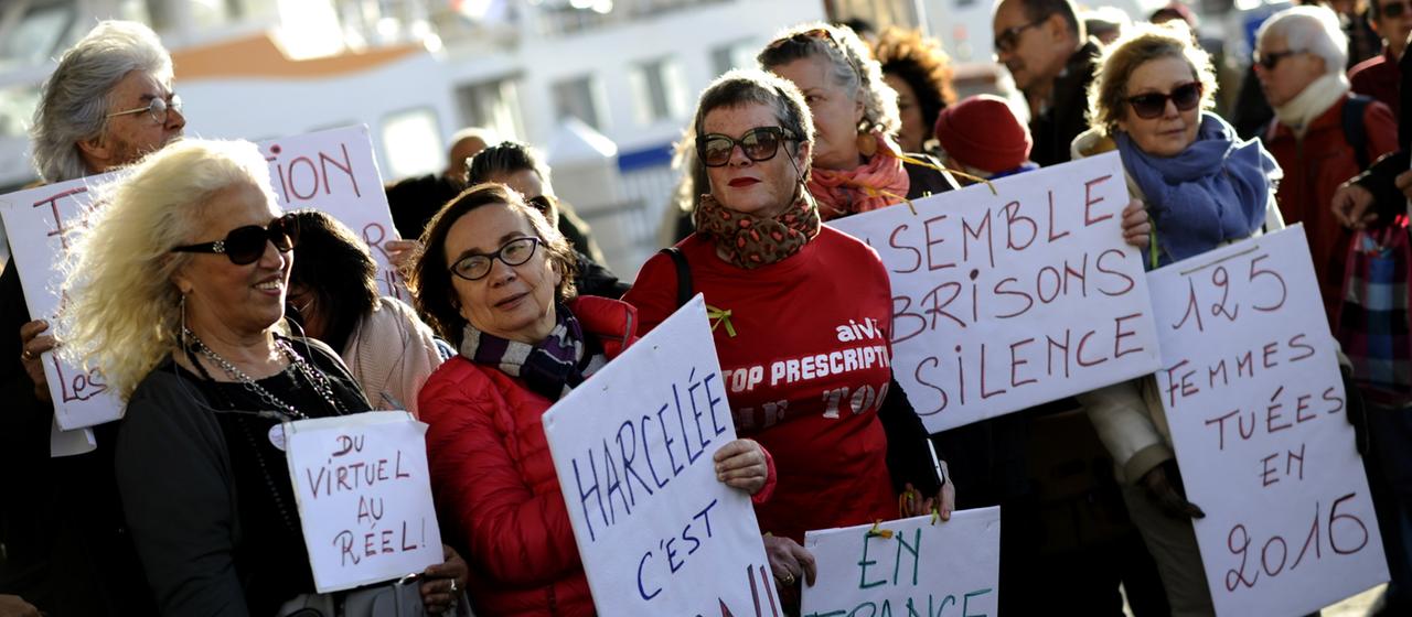 Frauen protestieren in Frankreich mit Schildern gegen sexuelle Belästigung.