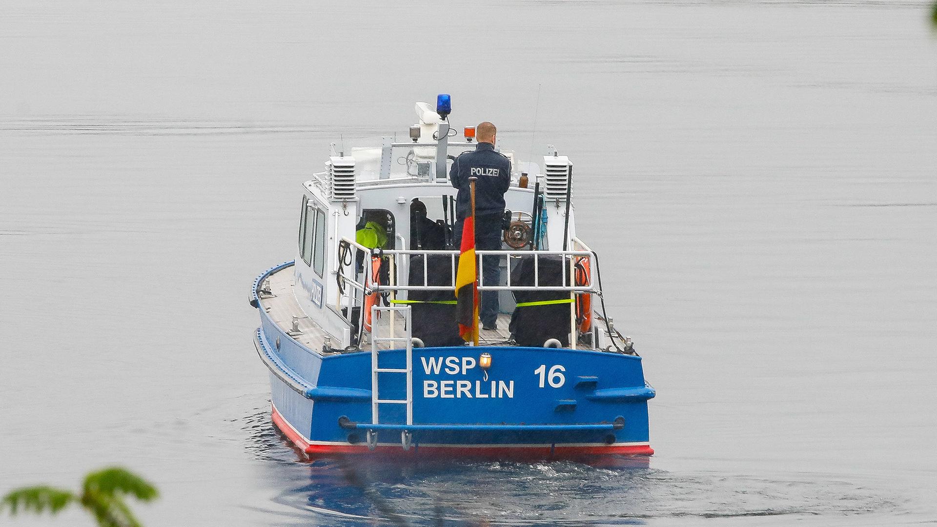 Ein Polizeiboot auf dem Tegeler See in Berlin. ( Quelle: IMAGO / pictureteam9 | IMAGO / pictureteam