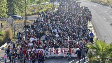 Tausende Migranten laufen in Richtung USA